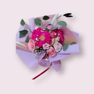 Ramo Rosita con rosas y guerberas