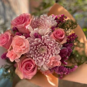 Ramo sorpresa con rosas clavel y roxana